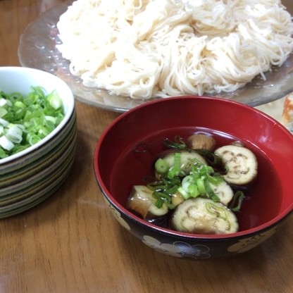 麺つゆに生姜チューブと茄子を入れて一煮立ちしたら後蓋をして蒸らして自然に冷まし。簡単で美味しい！おかげさま。ありがとうございました^ ^